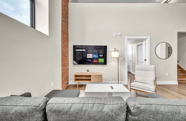 Loft+2Bd+65"TV+8 Min from DT CLE