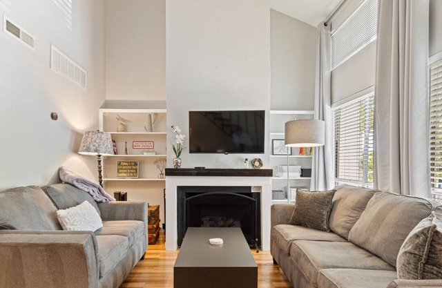 Loft w/Pool & Free Parking│Easy Access to Downtown│Rooftop Lounge