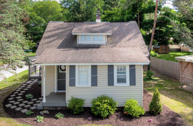 Lofted Cottage w/Lake Views & Pets Welcome