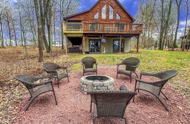 Log Cabin POCONO, PRIVATE, FREE WIFI HOT TUB POOL TABLE , FREE TESLA EV CHARGER