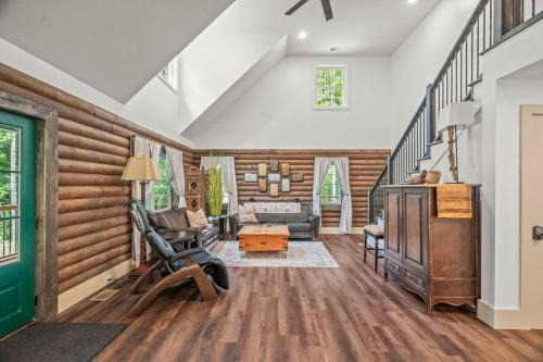 Log Cabin Sleeps 6 Woodsy Retreat!