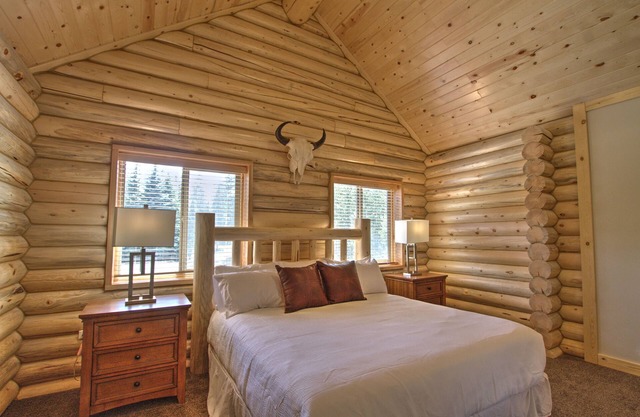Log home-4.9 miles from Yellowstone's west gate! Great for snowmobiler groups.