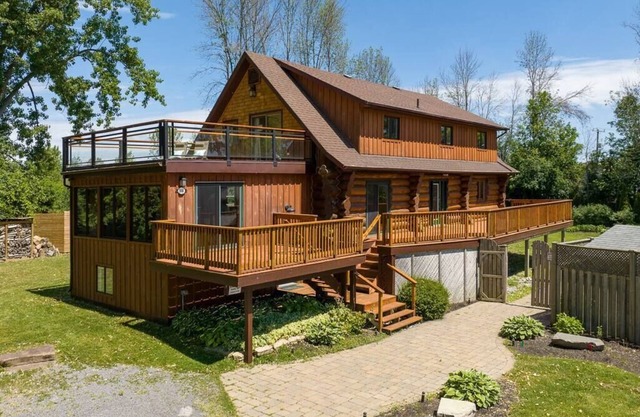 Log House by the Lake, Retreat with Spa Amenities