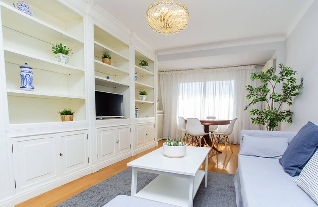 LOIRA CÁNOVAS: Warmth and Spacious near the Uni