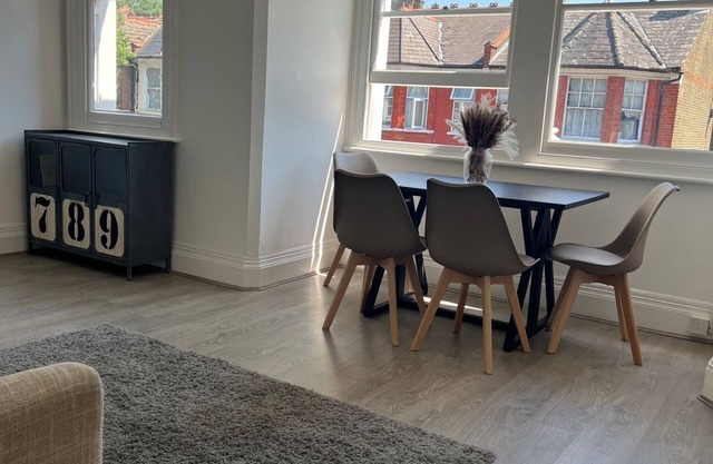 London Stylish 2 Bedroom First Floor Flat