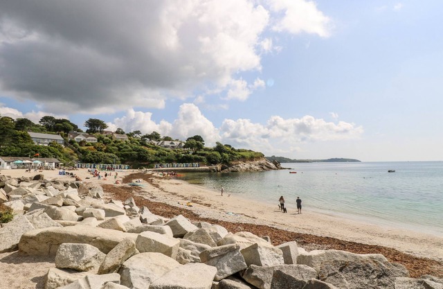 LONSDALE, pet friendly, character holiday cottage in Falmouth