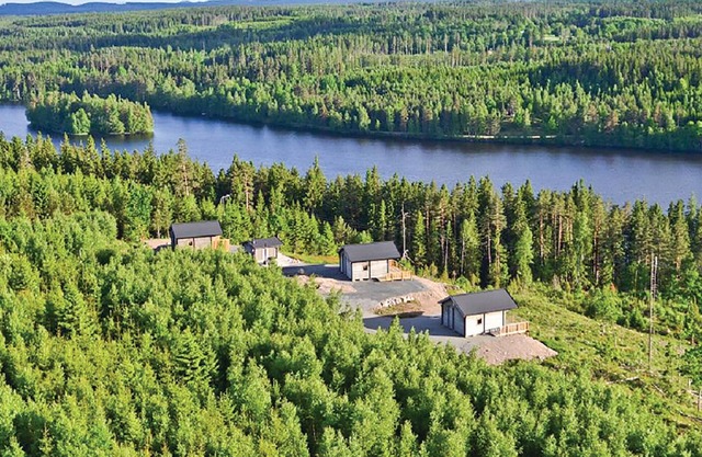 Look forward to a magnificent lake panorama in this modern and comfortable vacation home!