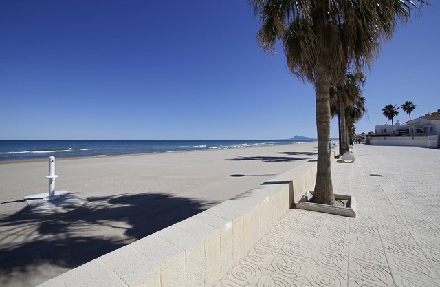 LOOKING AT SEA 1 - FIRST LINE OF BEACH