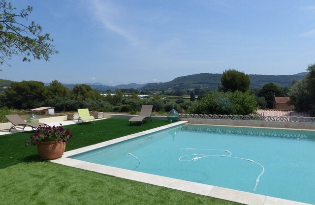 Lou Bancaou Room in House with Pool