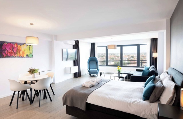 Lounge 8 Studio - EastView