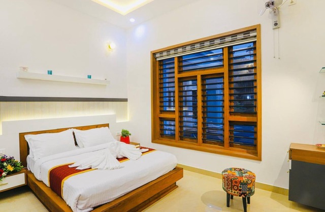 Love Shore Luxury Private Pool Villa near Thusharagiri Waterfalls