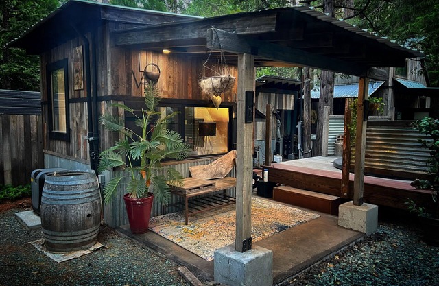 Lovely 1-bedroom cabin in Pioneer plus camping and Rv Sites w/10 person hot tub