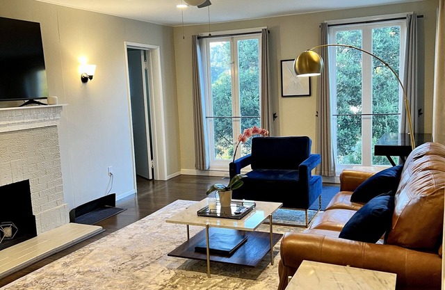 Lovely 2 bed/1 bath duplex unit with parking, in-unit laundry and shared yard.