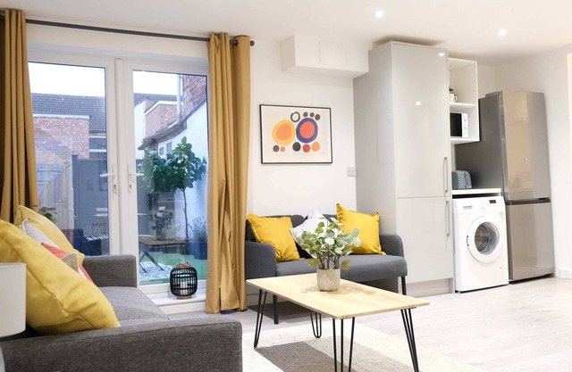 Lovely 2 Bed Apartment w Garden near Northampton