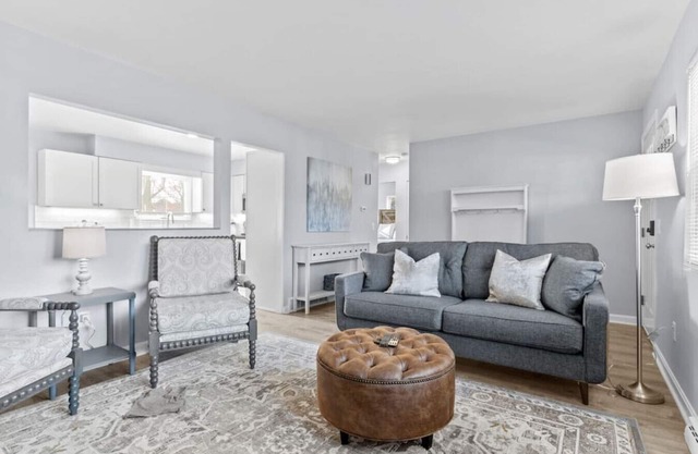Lovely 2-Bedroom Condo, Close to Burlington/Airport!