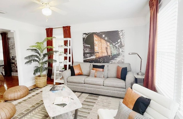 Lovely 2 bedroom rental, 2 minutes from the bay