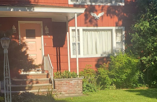 Lovely 2 Bedroom Upper Apartment. Centrally located. Only min to RT 690 and 81.