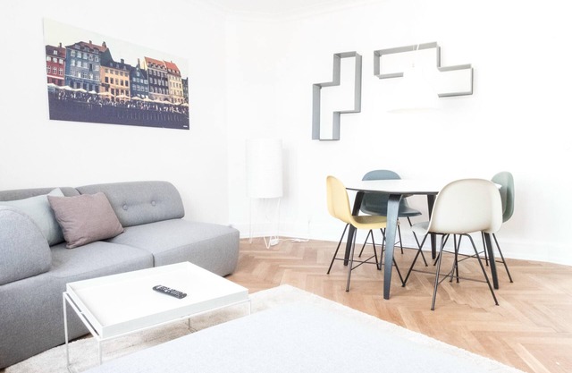 Lovely 2-BR apartment with large balcony - 67