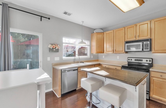 Lovely 30-Day Boutique 3 Bedroom 3 Bath Furnished Rental