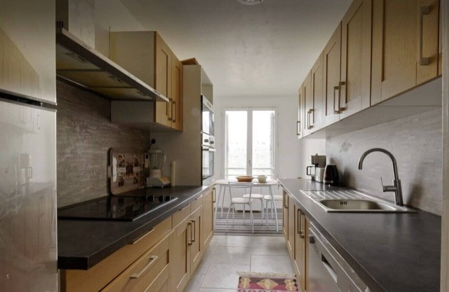 Lovely 4 bedroom apartment with free parkingn