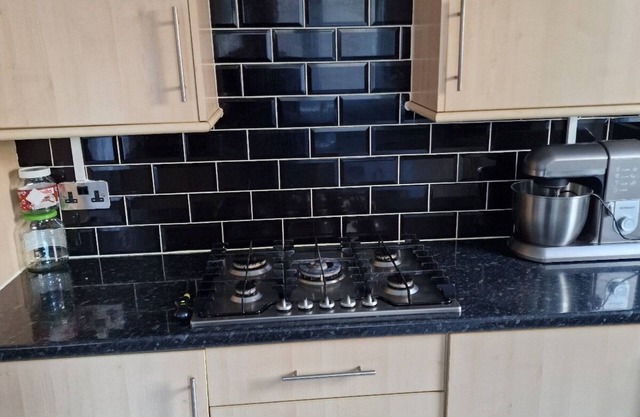 Lovely 4-bedroom house, 5 minutes from three stations, loads of local shops.