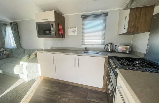 Lovely 8 berth caravan in Norfolk at Haven Hopton Holiday Park ref 80055T