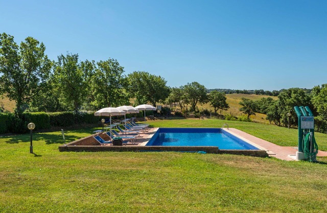 Lovely apartment in villa for 6 people with pool, WIFI, TV, patio, pets allowed and parking