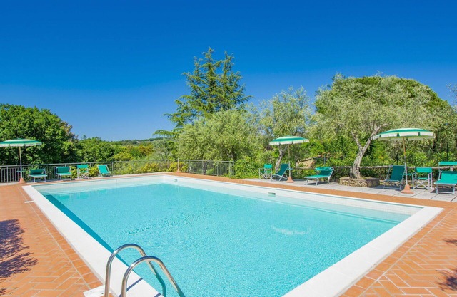 Lovely apartment for 6 people with pool, WIFI, TV, patio, pets allowed and parking