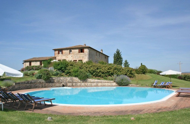 Lovely apartment for 7 people with WIFI, pool and parking, close to Siena