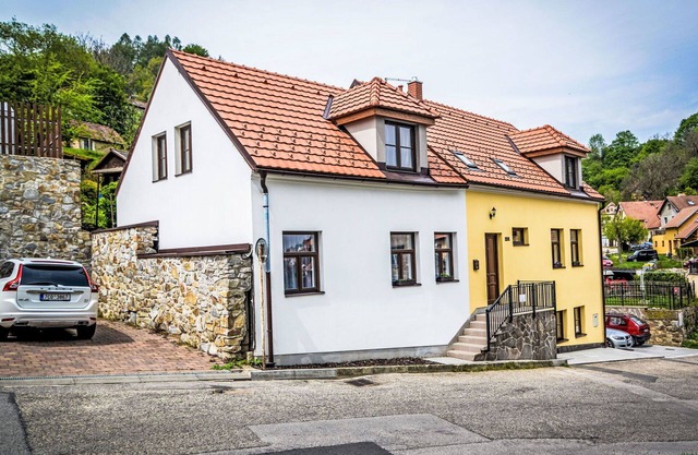 Lovely apartment for 5 guests with WIFI, patio, pets allowed and parking