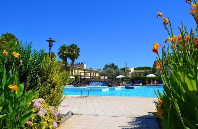Lovely apartment for 4 guests with A/C, pool, WIFI, TV and pets allowed