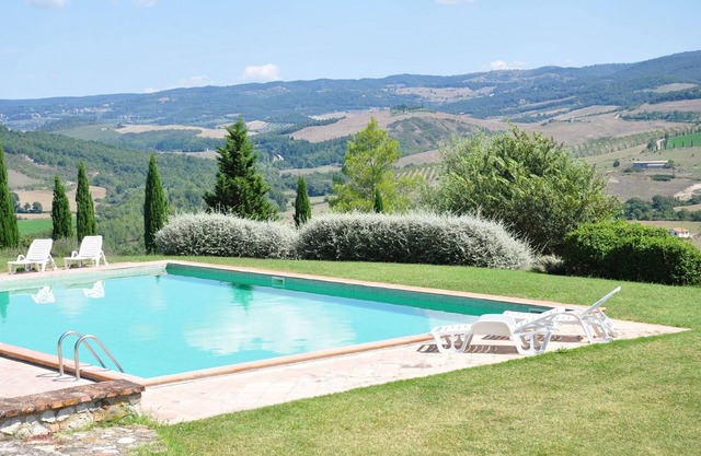 Lovely apartment for 4 people with pool, WIFI, TV, pets allowed and panoramic view