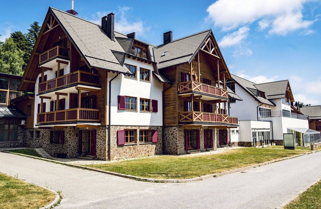 Lovely apartment for 4 people with WIFI, pool, TV, balcony, pets allowed, panoramic view and par.