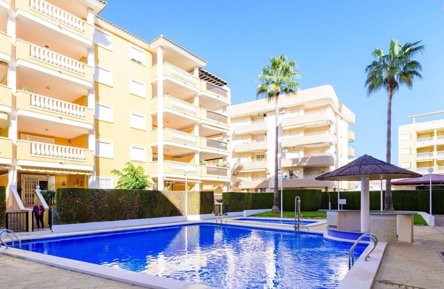 Lovely apartment for 5 people with WIFI, pool, TV, terrace, pets allowed and parking