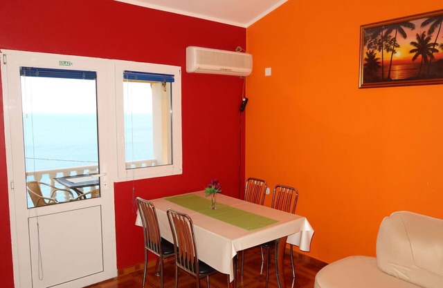 Lovely apartment for 2 people with A/C, WIFI, TV and terrace