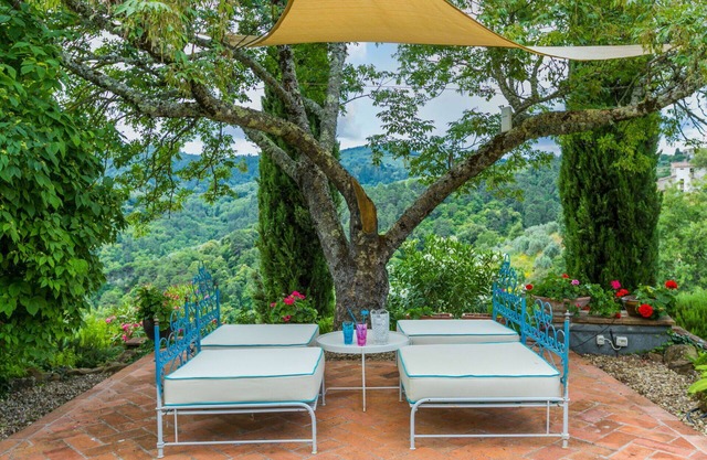Lovely apartment in villa with WIFI, pool, TV, patio, pets allowed, panoramic view and parking