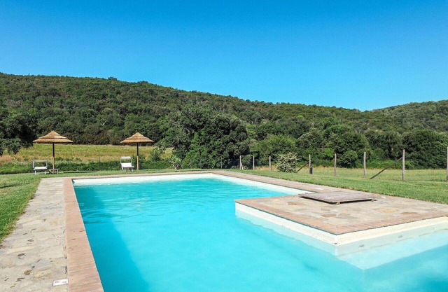 Lovely apartment in villa for 4 guests with WIFI, pool, TV, patio, pets allowed and parking