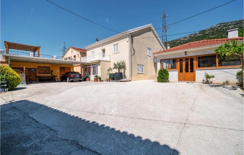 Lovely Apartment In Ponikve