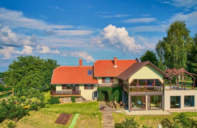 Lovely apartment in villa for 6 people with hot tub, A/C, WIFI, TV, patio and parking