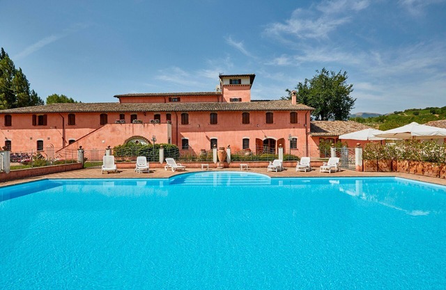 Lovely apartment with WIFI, pool, TV, balcony, pets allowed and parking, close to Spoleto