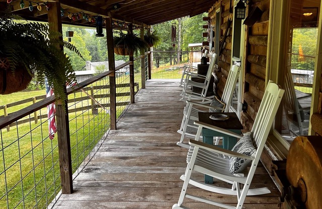 Lovely cabin on 136acre, 13 Miles from North Asheville. 6 miles from BR Parkway