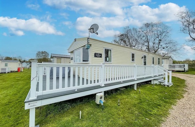 Lovely caravan with decking and free WiFi in Lowestoft ref 12106B