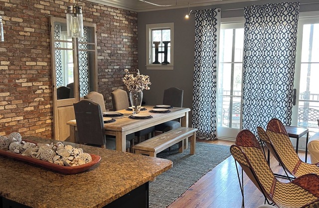 Lovely Condo One Block Off The Square Less Than A Mile To The Grove