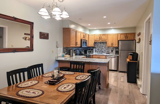Lovely Condo w/Mtn View- 3 mins to Loon! Pools, Hot Tubs, Game Room!