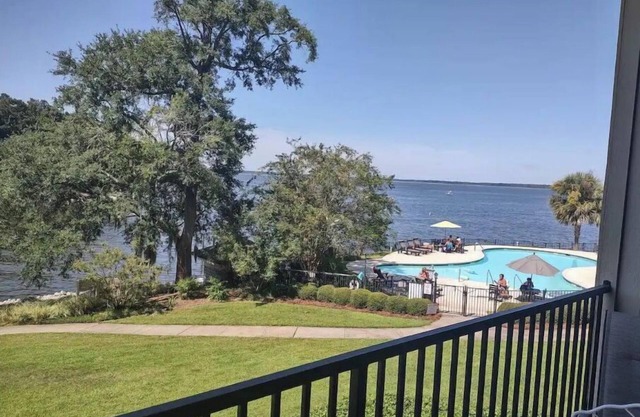Lovely Condo w/pool, balcony, and lakeside view!