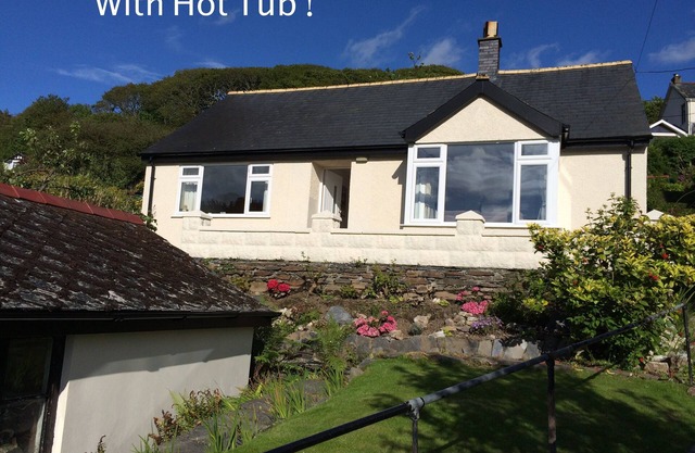 Lovely cottage in Snowdonia, private hot tub, by mountains & award winning beach