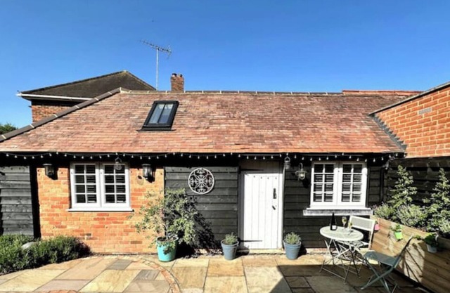 Lovely Courtyard Studio in Wokingham.nClose to all major travel links.