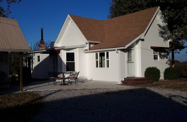 Lovely Cozy Country Home Located In the Hills Of Southern Illinois