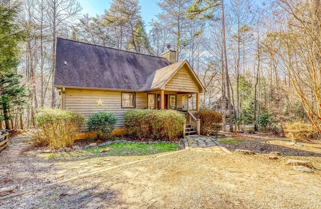 Lovely dog-friendly cabin w/wood-burning stove, private hot tub, & free WiFi