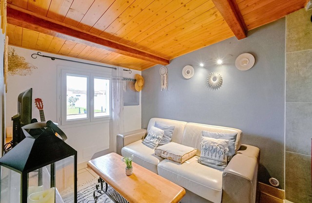 Lovely home in Raphèle-les-Arles